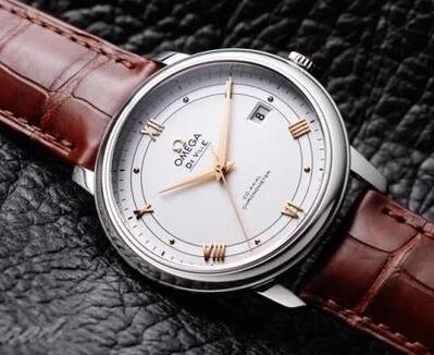 The elegant De Ville sports a distinctive look of classic style.