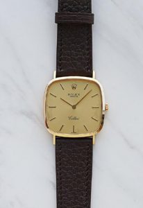 Fake watches for top sale are refined for the manual-winding movements.