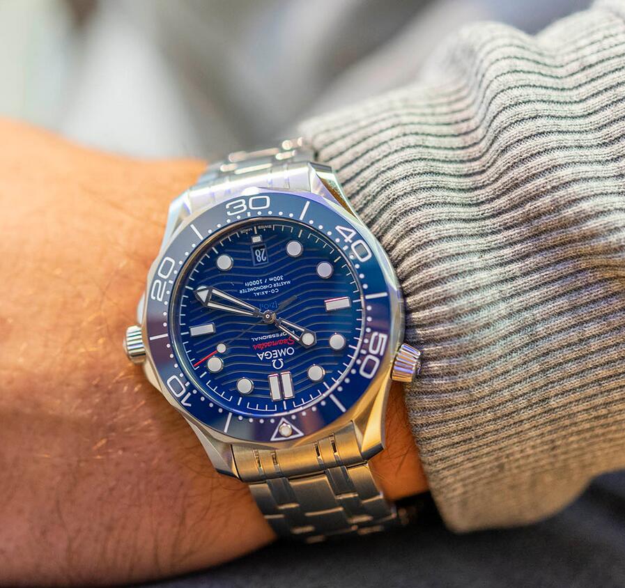  Swiss replica watches are coordinated with blue dials and blue bezels.
