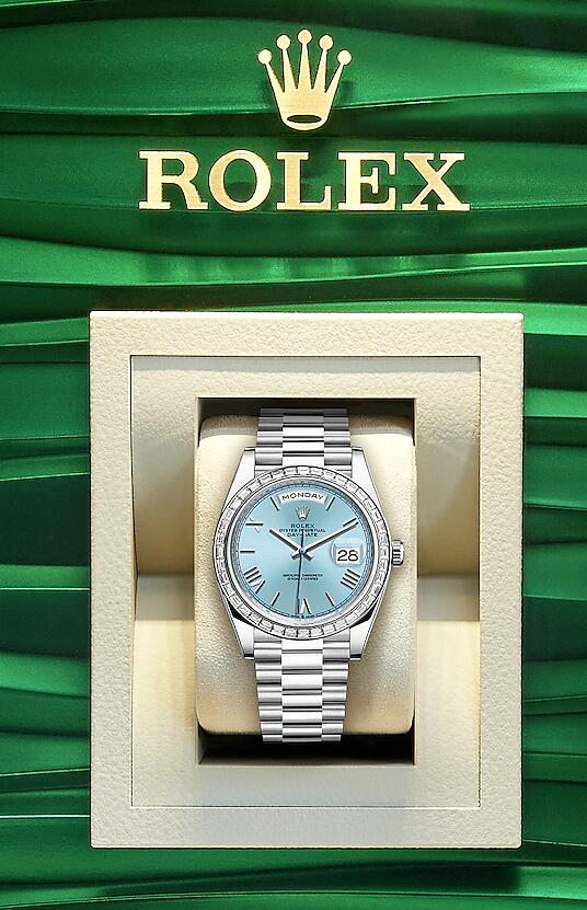 AAA fake watches are elaborate with 40mm for males.